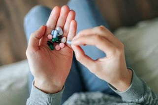 Internista: Většina seniorů nadužívá léky. Někdy jich berou až 15, přitom půlku zbytečně - Novinky